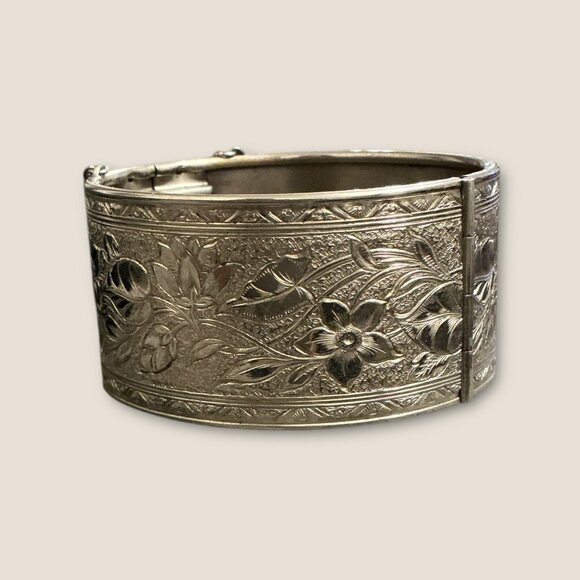 Vintage Antique Silver Floral Engraved Hinged Bangle Bracelet - Picture 4 of 6